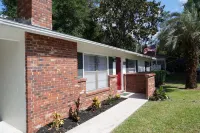 King, Close to  Downtown and WEC, FirePit, BBQ, Netflix, Fenced Backyard, DogsOk Hotel dekat Booster Stadium- Vanguard High School