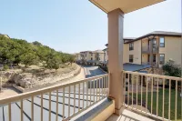 Beautifully REMODELED villa in the hollows/lake Travis/ quartz countertops, etc