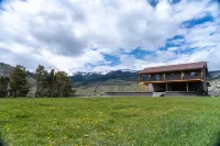 Yellowstone Park Riverfront Chalet