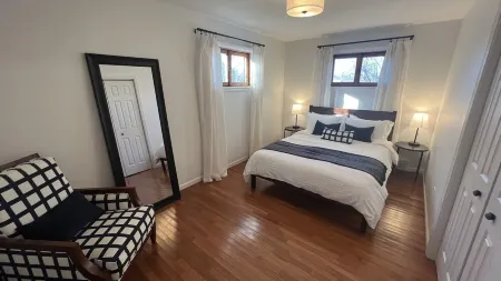 Poplar Place - 3 BR - Hot Tub - Steps from Downtown Отели в г. Три Окс