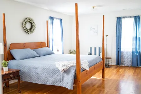 Vaden’s R&R  Sweet charming country house to relax in with family and friends!