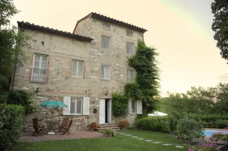 Lovely villa near Lucca, sleeps 15, ideal for pool, beach or sightseeing holiday Отели рядом с достопримечательностью «ASD Calcio Tau Altopascio»
