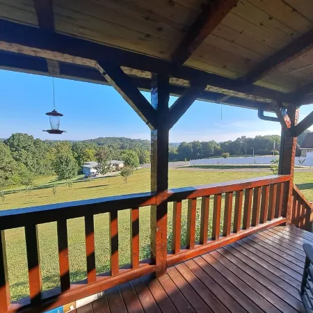Luxurious cabin, mountain views near the Smokies! Pet and family friendly!