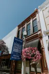 The Loft Modern/Historic Các khách sạn gần Baker Heritage Museum