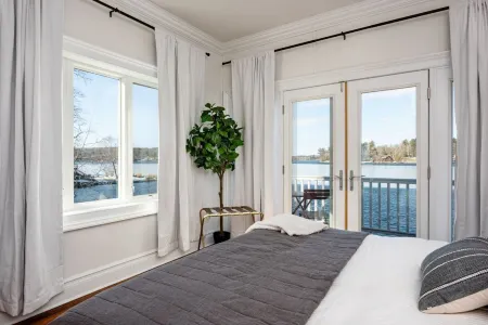 Romantic Waterfront Getaway with an optional MotorBoat