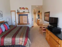 Studio 1321 at Longhollow Point Inn