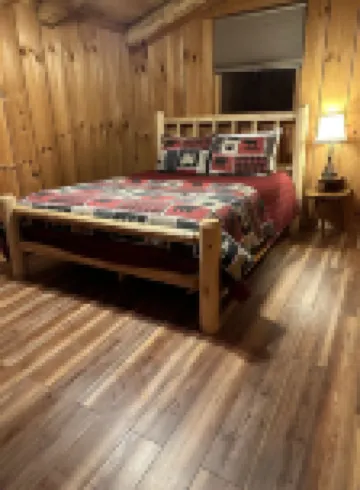 Rustic log cabin~ HOT TUB~ Breathtaking mountian views near Hatley Point