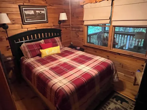 Cozy 2-bedroom, one bath cabin in amazing Blue Ridge with Wi Ac