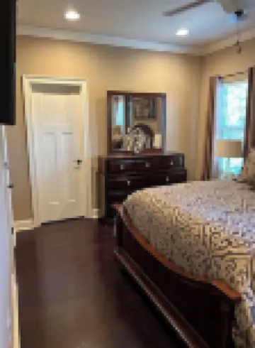 High End Townhouse 12 min walk to Campus and Downtown