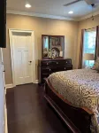High End Townhouse 12 min walk to Campus and Downtown Hotels near Sunglass Hut