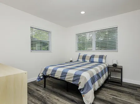 Palm View ~ Newly renovated quiet home close to UF!