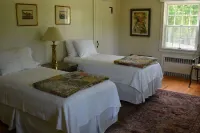 Large, Sunny 4 Bedroom Home Sleeps 8 and 1 minute to Five Fabulous Restaurants Hotels in Woodbury