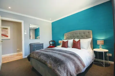 Pretty Farmhouse Cottage Hotels near Jim Clark Room