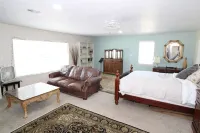 Jenks cozy home - Fenced yard - Dogs OK - Centrally Located Hotels in Jenks