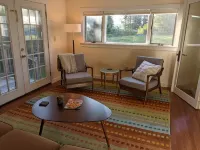 Cozy & bright getaway close to ski mountains and lake