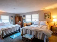 Charming Waterfront Cottage – Private Dock, Panoramic Views, and Park Passes! Hotels in Murrells Inlet