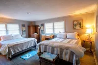 Charming Waterfront Cottage – Private Dock, Panoramic Views, and Park Passes! Hotels in Murrells Inlet