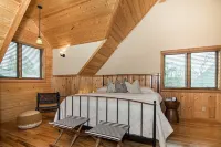 Spacious Lodge w Private Suites. Close to Galena, Breweries, & Field of Dreams.
