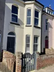 Ground floor 2 bedroom apartment with parking just 60 seconds to the seafront