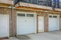 Spacious Southside Townhouse w/ Rooftop Deck