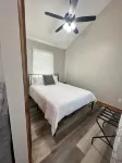 Newly constructed waterfront cabin C1 with pond and Trinity River views - Homestays