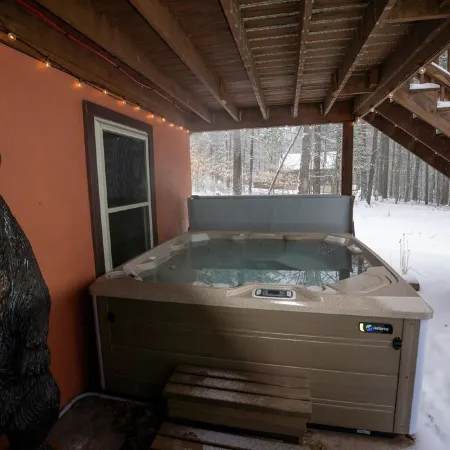 Adirondack Cabin Near Lake Placid & High Peaks: 7 Person Hot Tub and Skiing