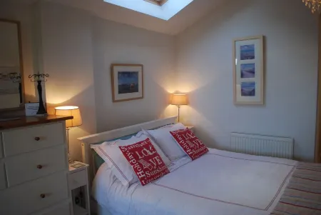 Beaches Studio is in a Fabulous Location with  Views to the Shingle Bank and Iow