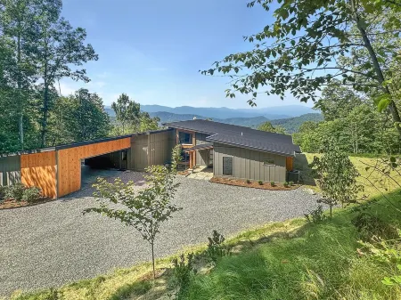 The Overlook- Modern Elegance, near downtown Bryson City, amazing sunset view