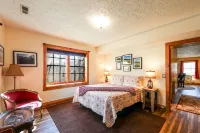 Escape to Paradise: Breathtaking Log Cabin with Panoramic Mountain Views