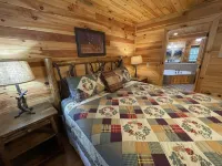 Beautiful cabin 5 bed 3 bath w/ hot tub #17 Stovall Mill Covered Bridge附近的飯店