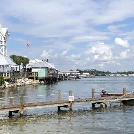 ONE BEDROOM CONDO ONE BLOCK TO BEACH