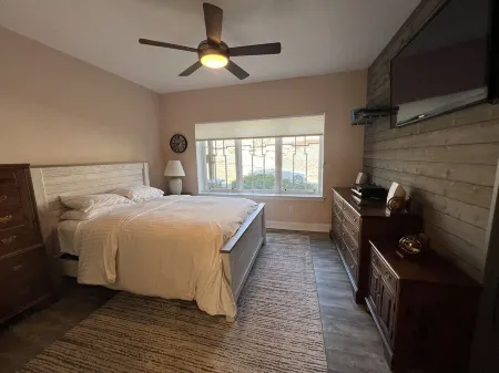 Lakefront on Boulder Lake with beach access and beautiful views, relax & enjoy!