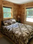 Hillside ADK Log Cabin with beautiful Schroon Lake views - 5 minutes to village! - 샬레 호텔