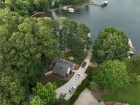 Tiny lakefront cottage with all the bells and whistles - Jacuzzi
