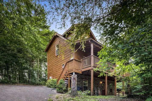 Seclusion Mt. View 3 King Screened Deck Hot Tub Pool Table Pigeon Forge