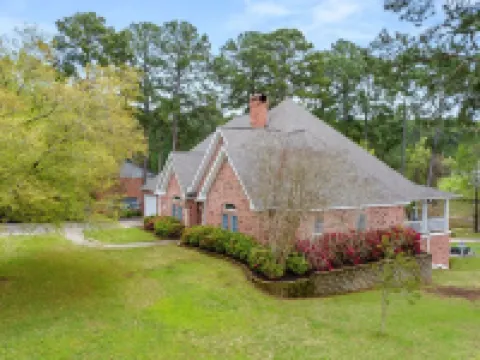 Sleeps up to 23!! Next to Toledo Town Hotels in Sabine Parish