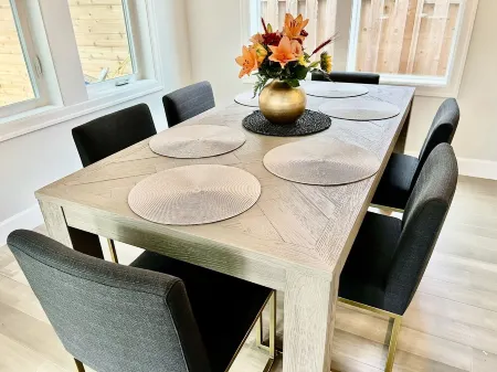 Upscale and quiet new home in Lake Oswego with amazing Patio Отели рядом с достопримечательностью «оз. Освего»