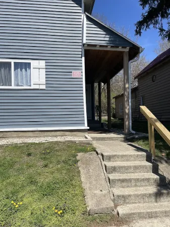 Modern Farmhouse 3 Bed, 2 Bath Apartment, Sleeps 7, Lots of Space, Downtown