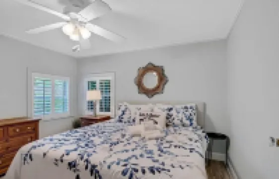 Key Lime Cottage - Updated - 1 Minute Walk to Beach & Pier