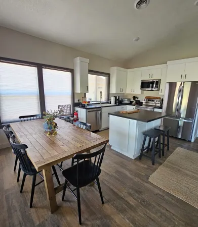 Charming New Lake House Отели в г. Запад Салли