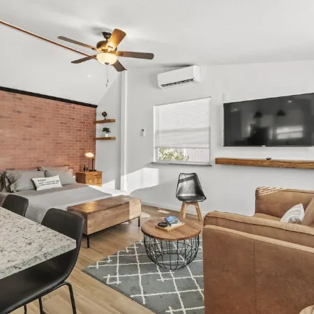 Spacious Industrial Style Guesthouse Отели в г. Ривервью