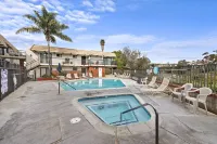 Beautiful San Clemente Beach Condo, Walking to the Sand