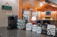 The Ultimate Getaway at a Charming Two-Bedroom Lakeside Cottage on Winnipesaukee
