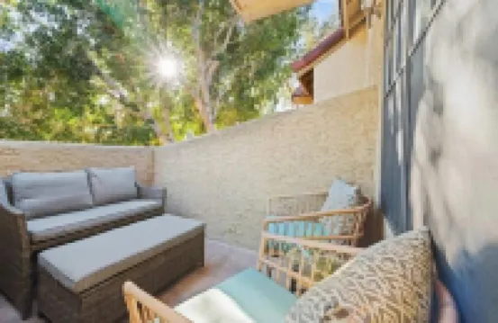 ~The Hidden Gem~ King Bed and Hot Tub!