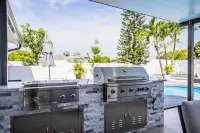 House with Heated Pool and Outdoor kitchen close to Siesta Key Beach!!