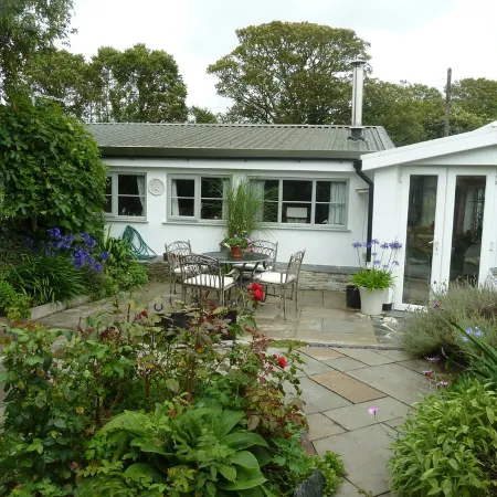 Quirky home with romantic shepherds' hut bedrooms and pretty garden near Padstow