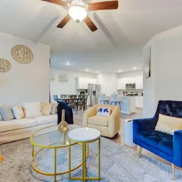 New Spacious 4-bedroom house in charming Ankeny with WiFi, AC-Prime Location