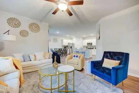 New Spacious 4-bedroom house in charming Ankeny with WiFi, AC-Prime Location