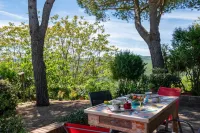 Villa in Gambassi with pool, A/C, village and restaurant at walking distance, Elsa附近的飯店