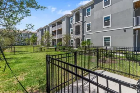 Chic 2 BD/2 BA Condo: Serene Escape in Melbourne